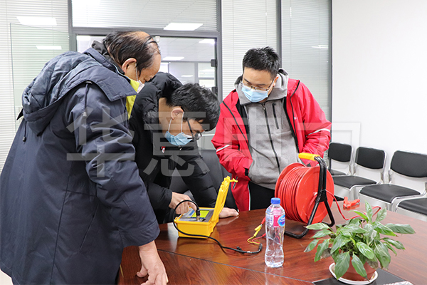 珠海眾成達機電有限公司來訪華意電力.jpg 電纜故障測試儀.jpg